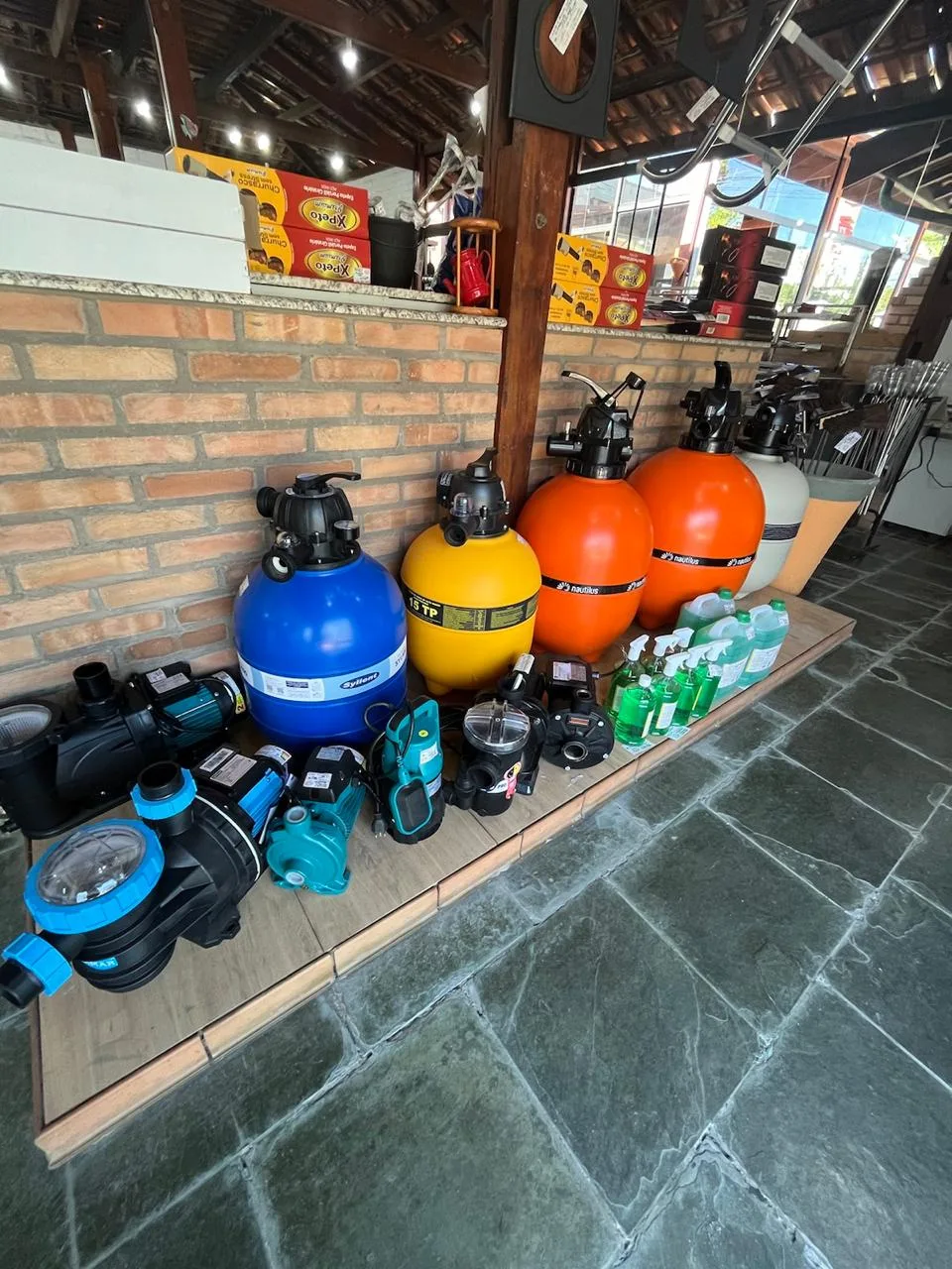 Filtros para piscina de diferentes tamanhos e modelos.